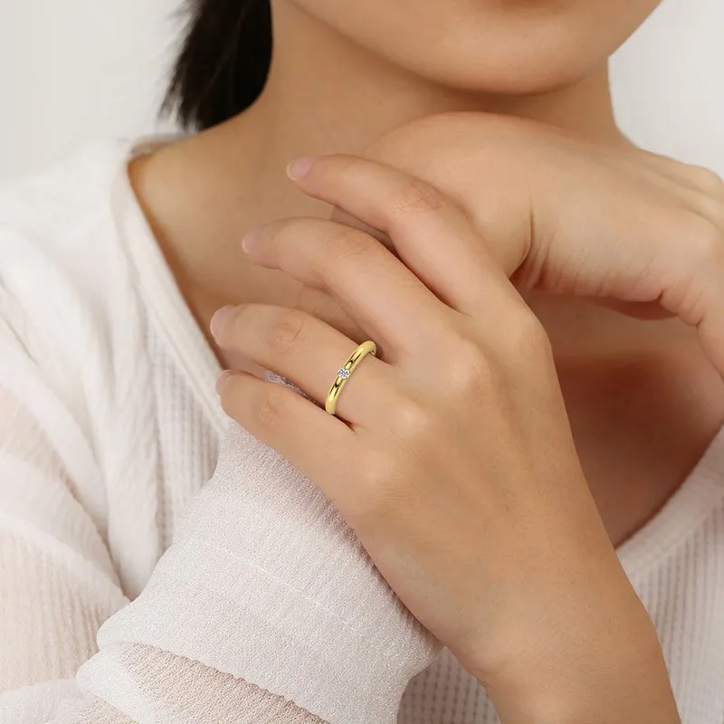 Minimalist Embossed Moissanite Wedding Ring