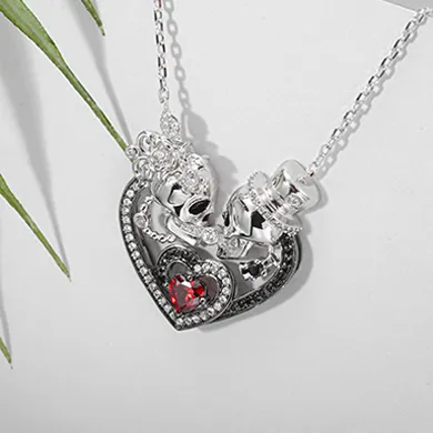 Collier Tête de mort Embrassant