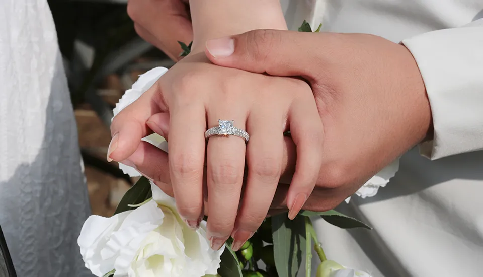 Couple Holding Hands with VANCARO Moissanite Princesse Ring