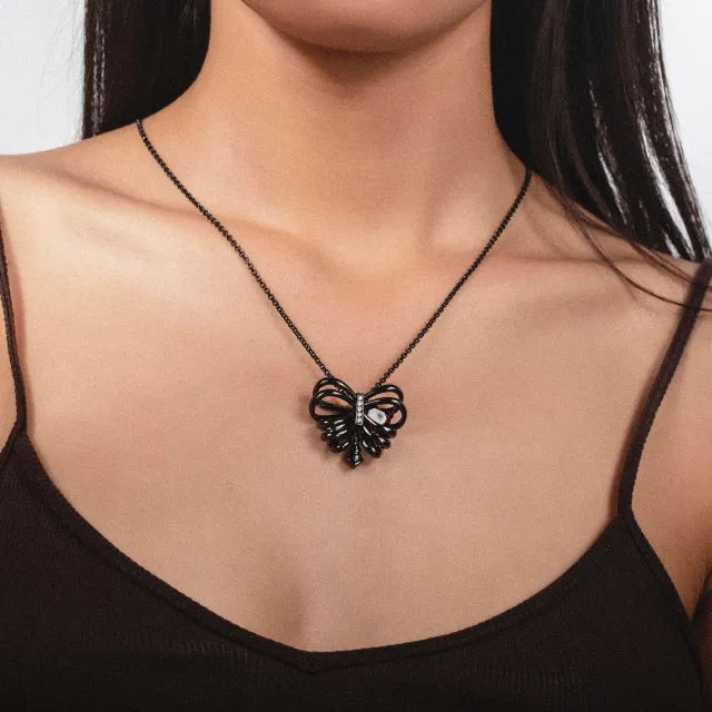 Gothic Rib Pendant Necklace Garnet Red Heart