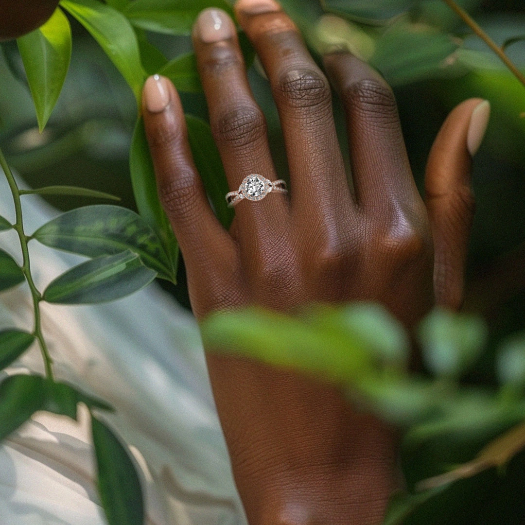 Feuille Halo Bague de fiançailles 1.50ct Moissanite