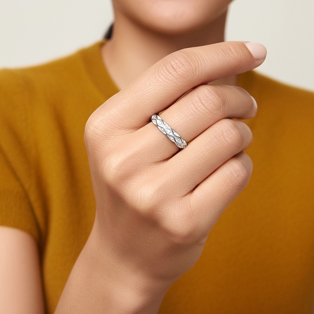 Gracieux Sculpté Moissanite Alliance