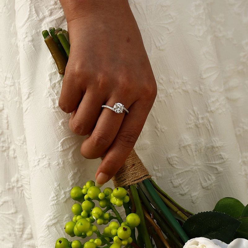 Elegant Round Cut Engagement Ring