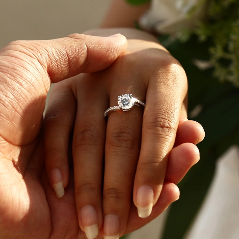 Elegant Round Cut Engagement Ring