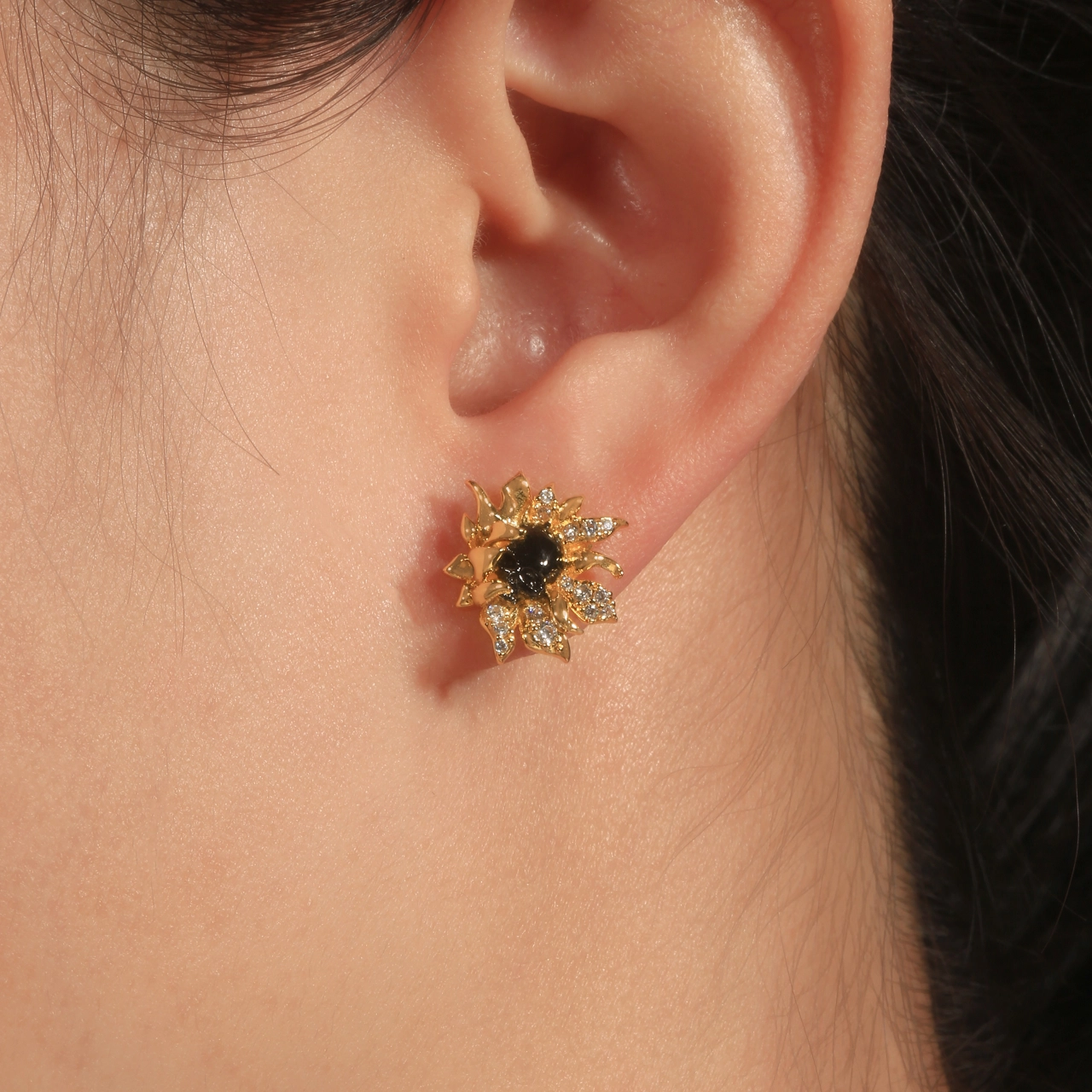 Gothic Nature Daisy Skull Stud Earrings