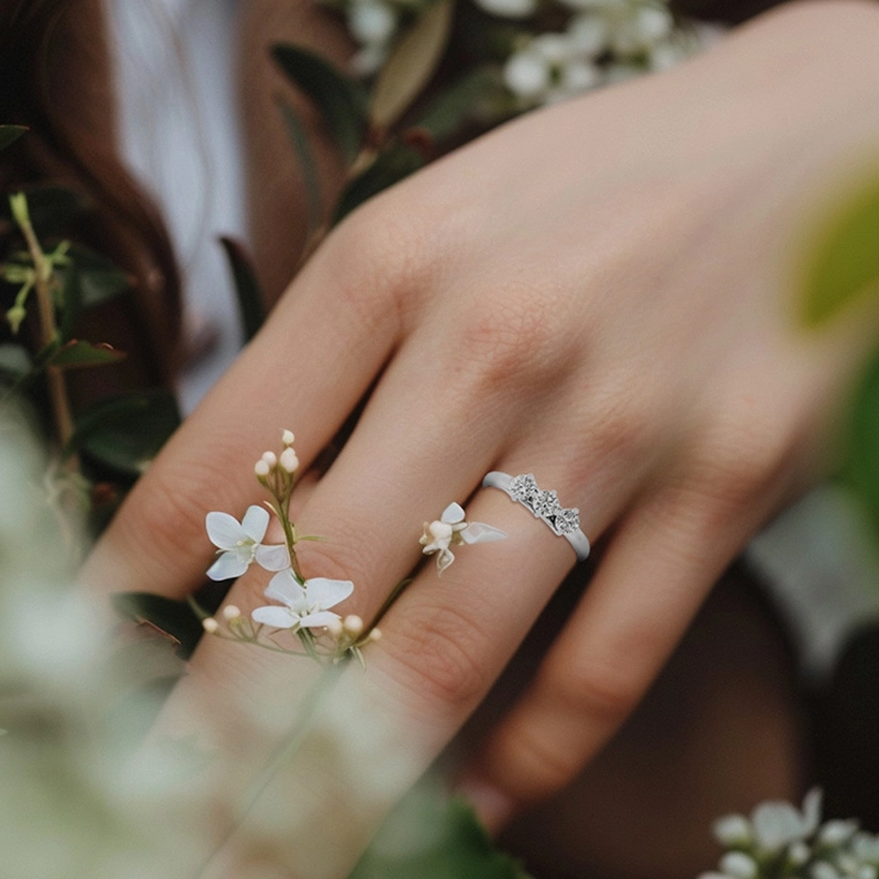 Trois pierres Est Ouest Bague de promesse Moissanite