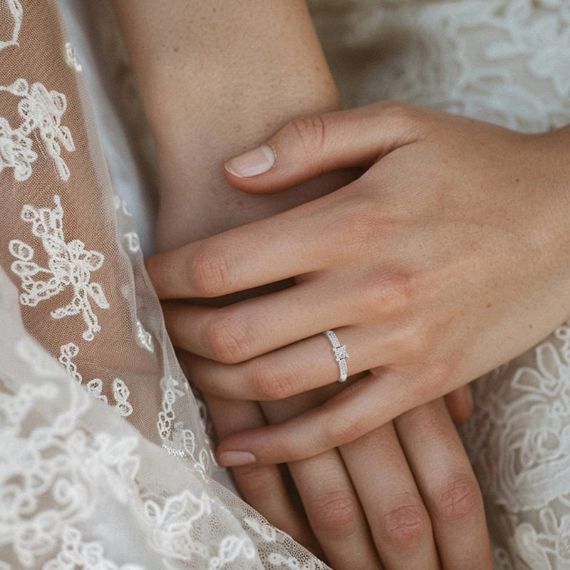 Pavé Promise Ring Moissanite