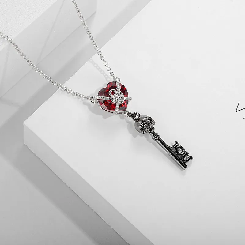 Gothique Clé Crâne pendentif Collier Rouge Grenat Cœur