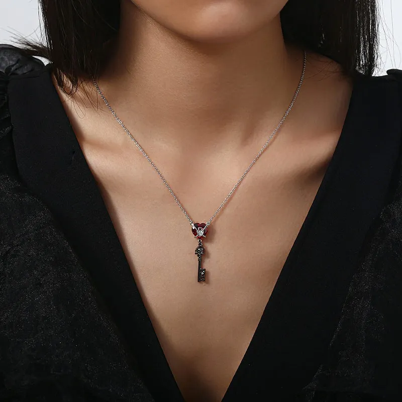 Gothique Clé Crâne pendentif Collier Rouge Grenat Cœur